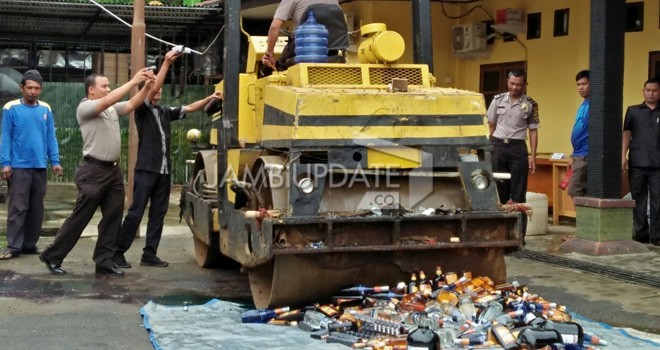 Polres Tanjab Timur Musnahkan 700 Botol Miras.