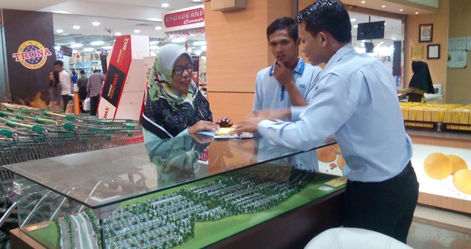 Pengunjung mendatangi pameran CitraRaya City.