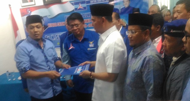 Ketua DPD Demokrat Provinsi Jambi, Burhanuddin Mahir saat Serahkan Dukungan Fasha-Maulana.