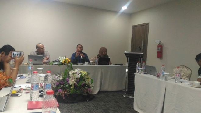 Nur Azam sedang menyampaikan materi pada projek management unit pelestarian Harimau Sumatera KLKH.