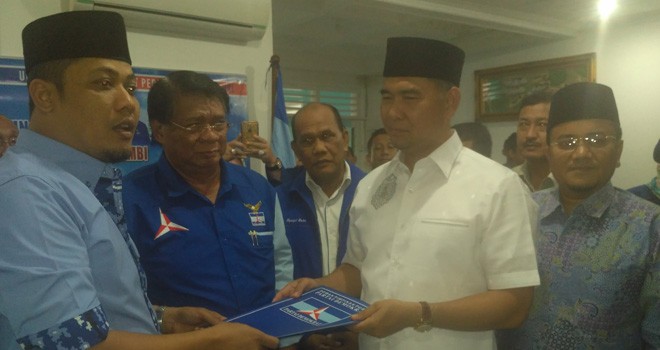 Surat Keputusan (SK) dukungan Partai Demokrat di Pemilihan Walikota (Pilwako) Jambi 2018, resmi diserahkan kepada pasangan Fasha-Maulana, Kamis (7/12).