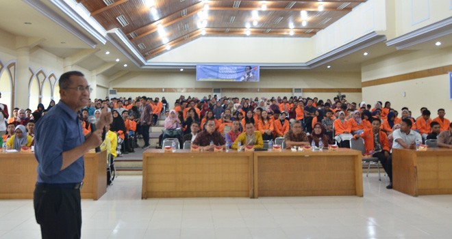 Dahlan Iskan saat mengisi Seminar Nasional di Universitas Jambi.