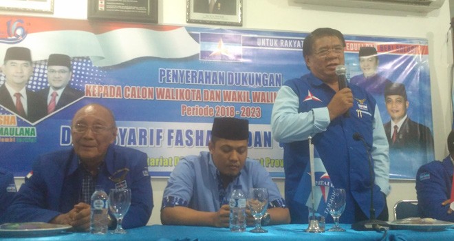 Ketua DPD Demokrat Provinsi Jambi, Burhanuddin Mahir saat Serahkan Dukungan Fasha-Maulana.