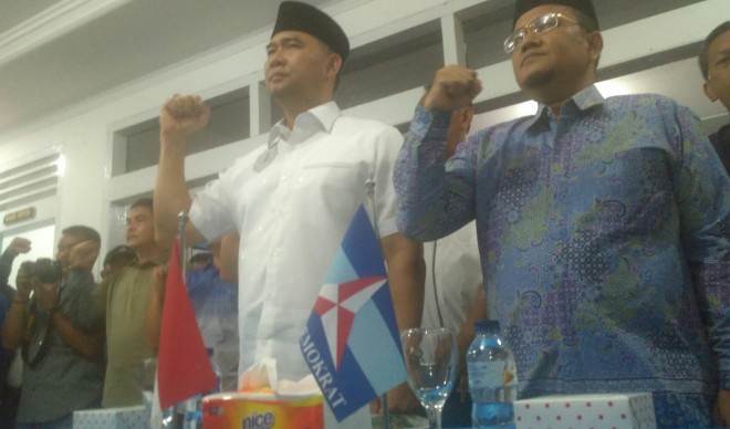 Demokrat Serahkan Surat Dukungan ke Fasha-Maulana.