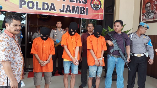 Tiga tersangka saat diamankan di Polda Jambi.