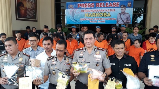 Wakapolda Jambi Kombes Achmad Chaydar memperlihatkan barang bukti Narkoba yang berhasil disita Polda Jambi