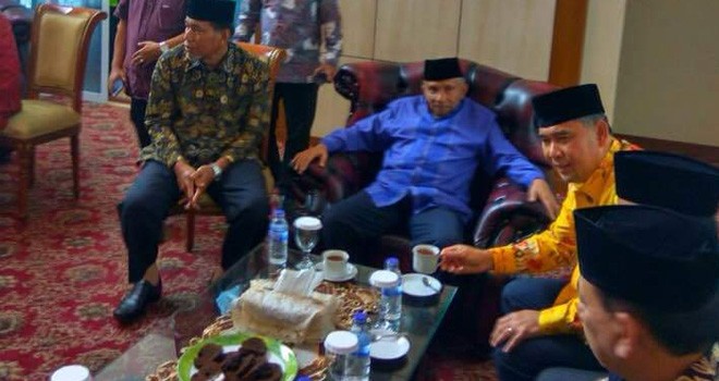 Amien Rais saat berada di ruang VIP bandara STS Jambi (9/12).