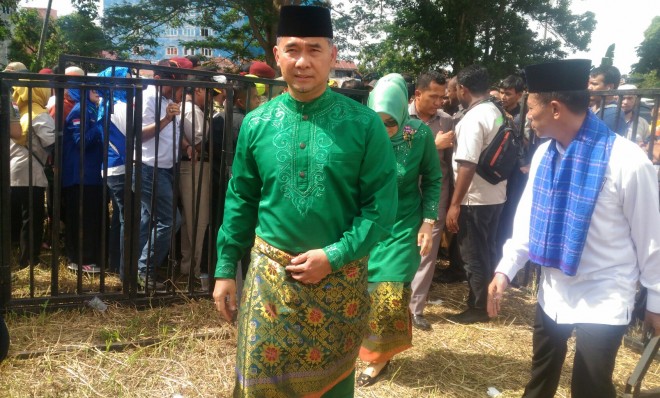  Pasangan bakal calon Walikota dan Wakil Walikota Jambi, Fasha-Maulana diarak masa pendukung menuju panggung. 