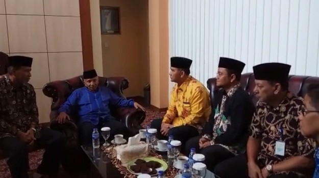 Amien Rais saat berada di ruang VIP bandara STS Jambi (9/12). Amien Rais hadir untuk mengikuti deklarasi pasangan Fasha-Maulana