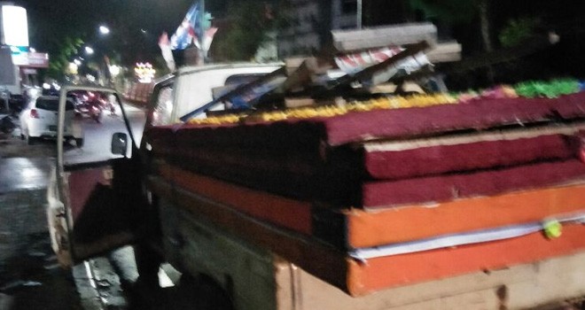 Papan ucapan selamat atas deklarasi pasangan Fasha Maulana.