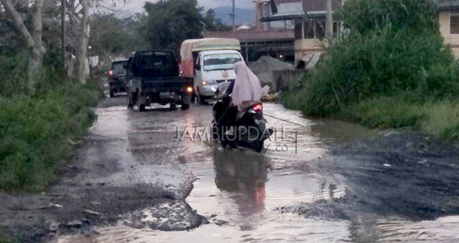 Kondisi jalan provinsi di Kecamatan Danau Kerinci masih dalam kondisi rusak parah.