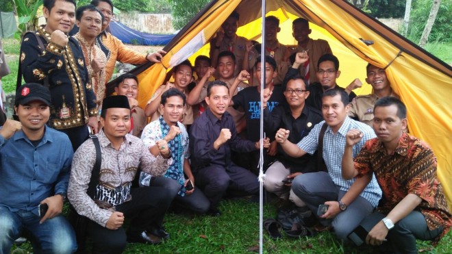 Ketua Bawaslu bersama anggota panwaslu kabupaten/kota ketika meninjau tendah kemah salah satu anggota Pramuka.