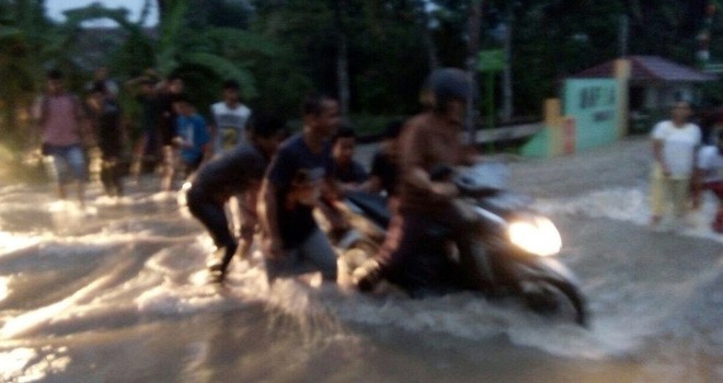 Banjir di kawasan Talang Bakung, Kecamatan Palmerah Kota Jambi.