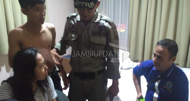 Satpol PP Kota Jambi beberapa waktu lalu saat mengamankan pasangan yang diduga melakukan hubungan suami istri.