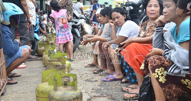 Warga Kota Jambi saat ngantri untuk mendapatkan gas elpiji 3 kg yang akhir-akhir ini mengalami kelangkaan.