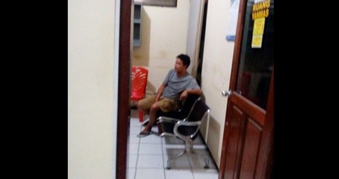 Mobil boks katering tempat adegan mesum Gogon dan Yuni berlangsung. Inzet Gogon dan Yun saat diamankan di balai desa. Foto : Yudhi/Radar Gresik