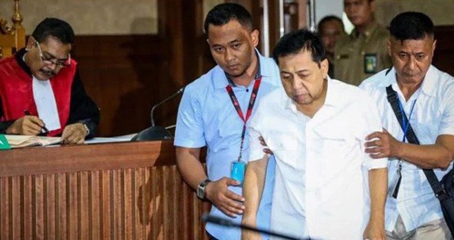 Setya Novanto dipapah petugas saat menjalani sidang perdana di Pengadilan Tipikor Jakarta.
