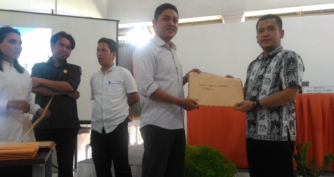 Pengurus DPD PAN Kota Jambi menerima hasil verifikasi administasi keanggotaan dari  Komisi Pemilihan Umum (KPU) Kota Jambi, Selasa (12/12) kemarin.