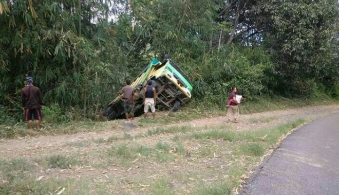 Patah AS, Mobil Truk Pembawa Pupuk Terbalik di Jujun.