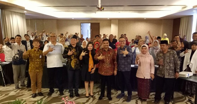 Pimpinan Komisi X DPR RI, Sutan Adil Hendra bersama peserta usai Bimtek Pengembangan Publikasi Produk Kreatif di Swisbell Hotel, Rabu (13/12) kemarin.