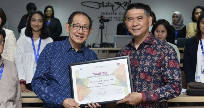 Wali Kota Jambi H. Syarif Fasha saat menerima penghargaan dari Founder dan sekaligus CEO Mark Plus Inc., dan Philip Kotler Center Asia, Hermawan Kertajaya