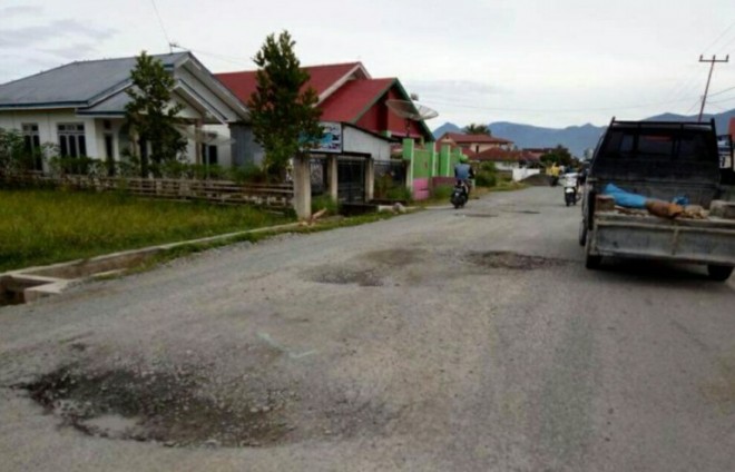 Ruas jalan antara Desa Sebukar dan Semerah rusak parah