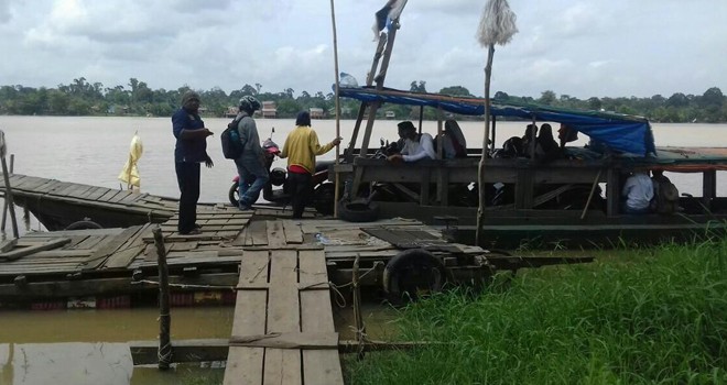 Masyarakat Salah Satu Desa di Muaro Jambi Ini Masih Andalkan Pompong Sebagai Transportasi