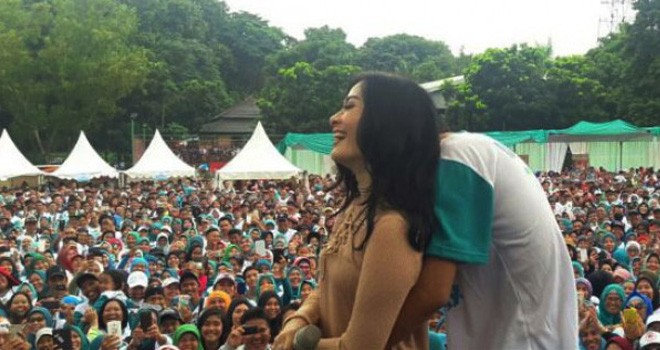 Iis Dahlia Dipeluk Mesra Berondong Bogor.