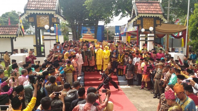 Gelar Sri Paduko Anom Setio yang Diberikan kepada Gubernur Zola.