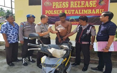 Kapolsek Kutalimbaru AKP Martualesi Sitepu menginterogasi pelaku perkosaan dan penganiayaan terhadap karyawan toko roti. (Budi Warsito/JawaPos.com)