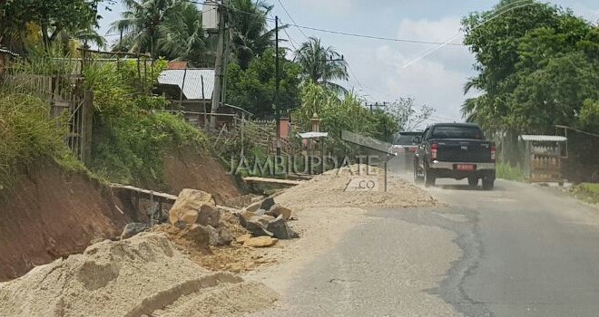 Proyek Pengerjaan Jalan ke Bandara Bungo.
