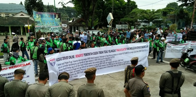 Ratusan Driver Transportasi Online Geruduk Kantor Wali Kota.