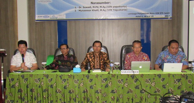 Ketua LPM didampingi Wakil Rektor I UIN STS Jambi dan dan narasumber saat pembukaan acara.