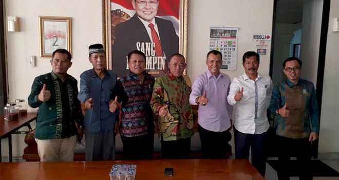 Tafyani Kasim (tengah) bersama kandidat calon Bupati Kerinci usai mengikuti uji kelayakan partai. Dapat sinyal PBB, Tafyani diminta segera sampaikan parpol koalisi.   
