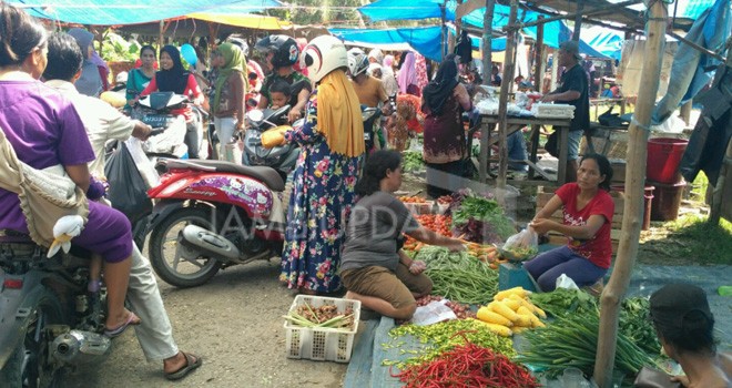 Sejumlah sembako merangkak naik.