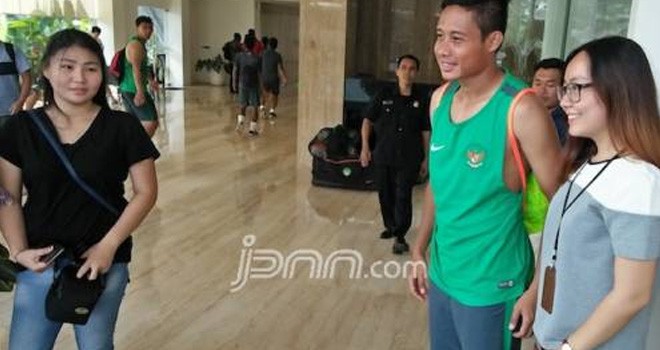 Evan Dimas Darmono (berkaus hijau) bersama penggemarnya. Foto: M Amjad/JPNN.Com