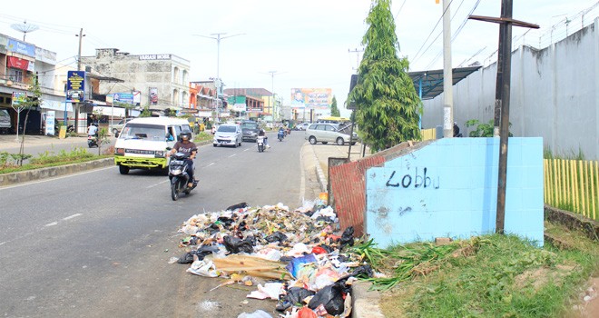  Sampah yang berserakkan di salah satu TPS