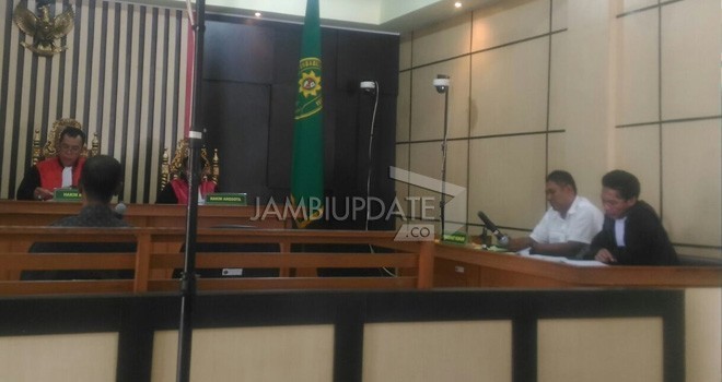 Sidang kasus dugaan korupsi pengadaan mobil Pajero Sport di Sekratariat DPRD Merangin. Foto : Andri / Jambi Ekspres