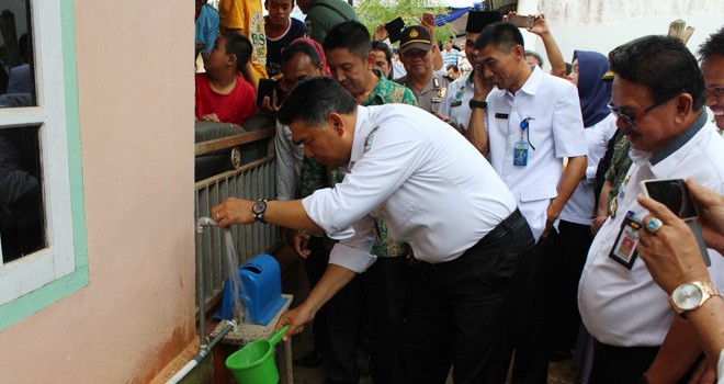 Wali kota Jambi Sy Fasha mengecek langsung dengan melakukan pemutaran kran air, sambungan baru PDAM.