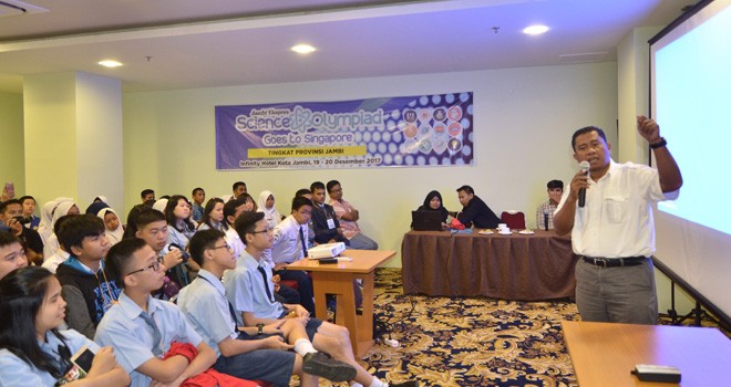 CEO Jambi Ekspres Grup saat memberi motivasi kepada siswa peserta Jambi Ekspres Science Olympiad Goes to Singapura