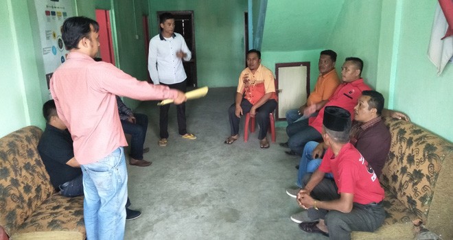 Terlihat Edwar saat datang ke Panwaslu Kerinci.