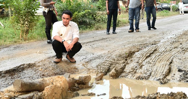 Gubernur Jambi Zumi Zola saat meninjau Dua Titik Jalan yang Berlobang.