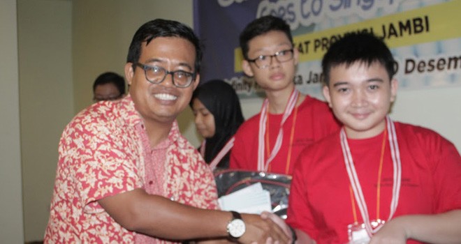 Pimpinan Perusahaan Jambi Ekspres saat memberikan piagam kepada juara salah satu bidang olimpiade. 