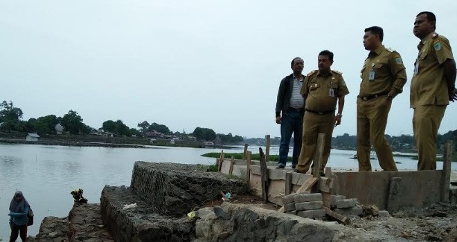 Walikota Jambi Sy Fasha saat meninjau Jogging Track Danau Sipin.