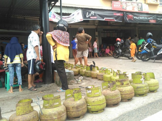 Antrian panjang warga kota jambi Dapatkan Gas Elpiji 3 Kg.