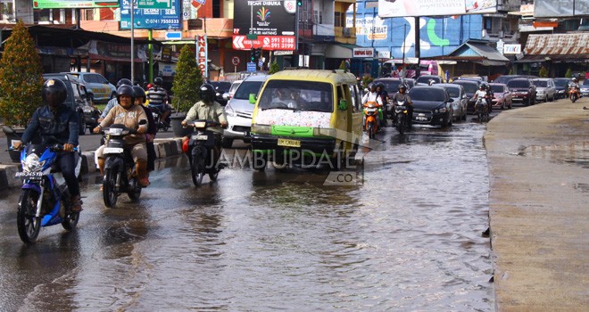 Akibat drainase tidak bisa menampung air hujan, menyebabkan salah satu sudut Kota Jambi tergenang banjir.