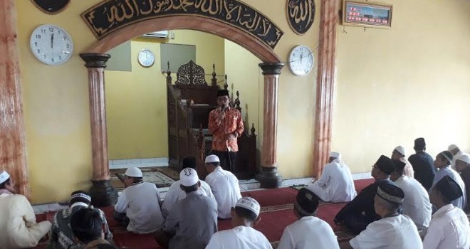H Bakri saat sholat jumat di Masjid Al Hilal Mandalo, Jumat (22/12).
