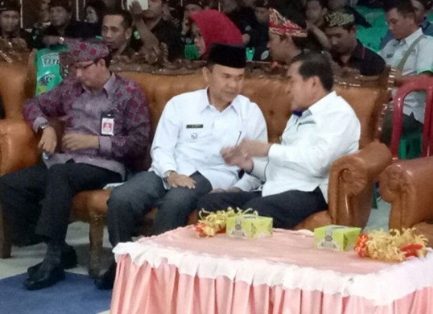 Adi Rozal akrab bersama AJB dalam sebuah acara di Sungai Penuh