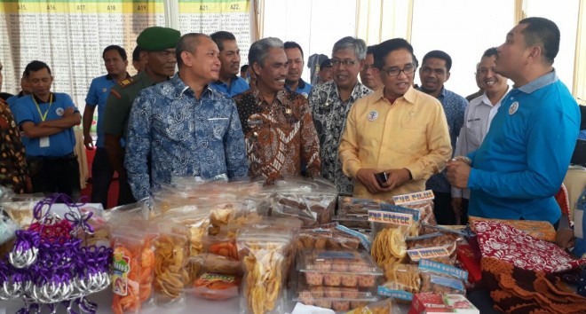 Pakai Baju Tenun Bungo, H Bakri Disanjung Bupati Mashuri.