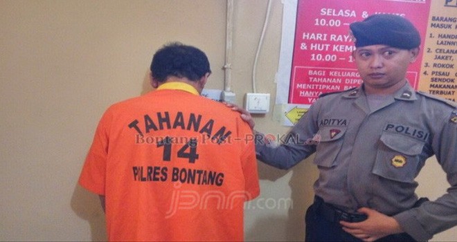 Tersangka MR saat diamankan Polisi.